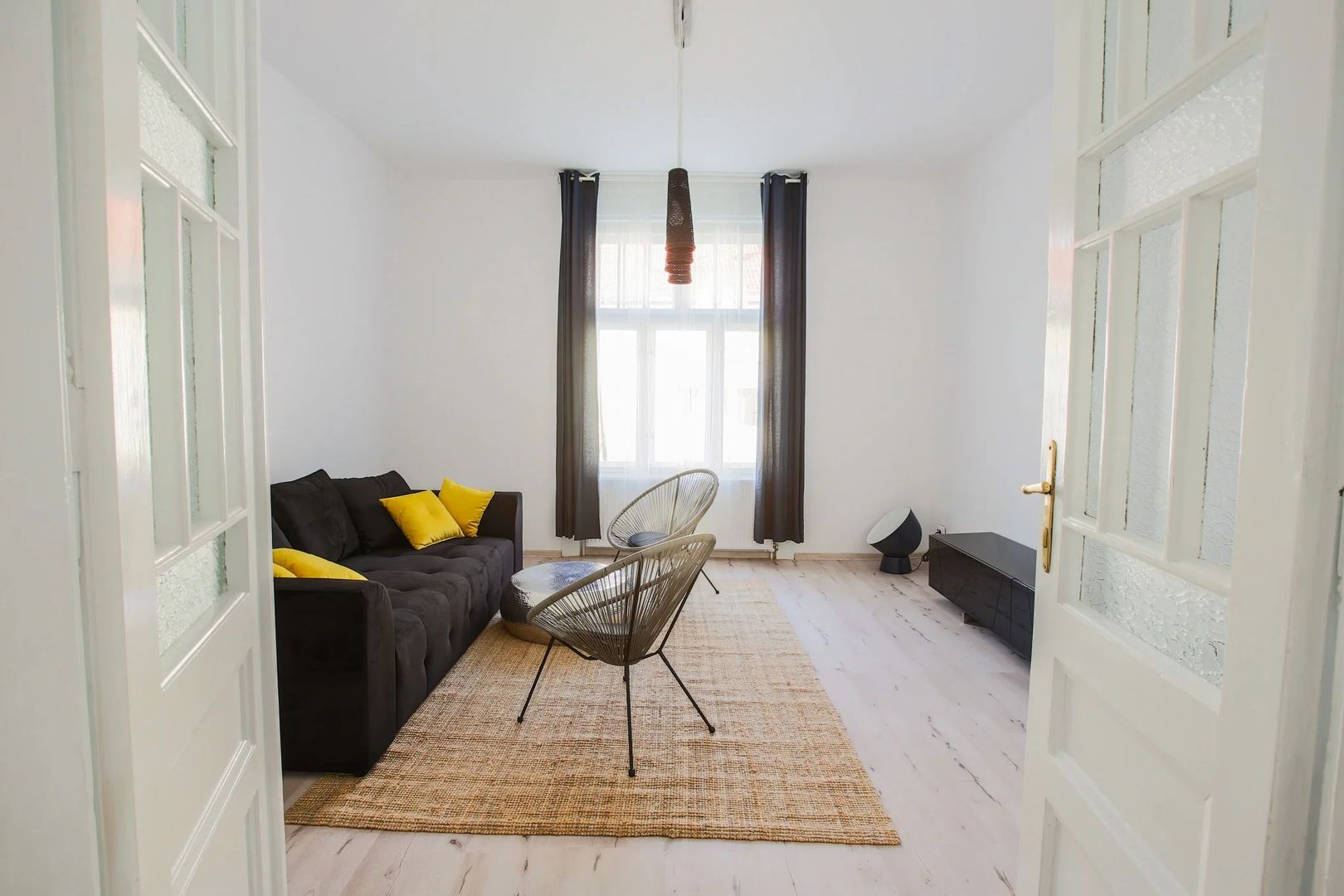 Chirie, apartament 2 dormitoare, central 550 E/lună (neg). Comision 0. - Poză 4