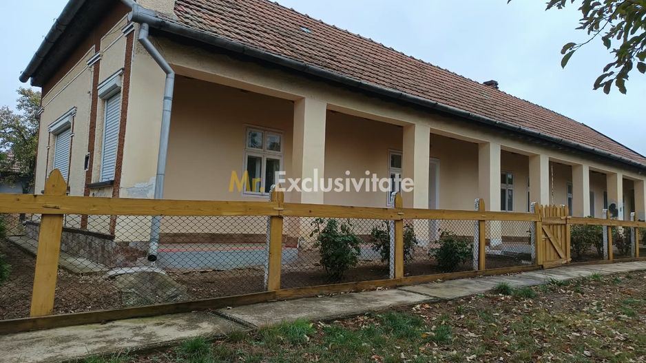Casă tradițională cu teren de 4.400 mp în Vașad - Poză 1