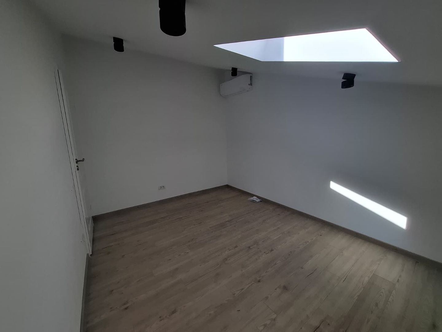 Apartament 4 Camere  in Vila , Centrala , Parcare , Totul Nou L352 - Poză 11