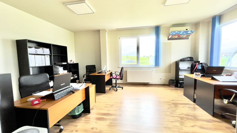 Cladire birouri - spațiu comercial cu parcări în incintă privată - Poză 8