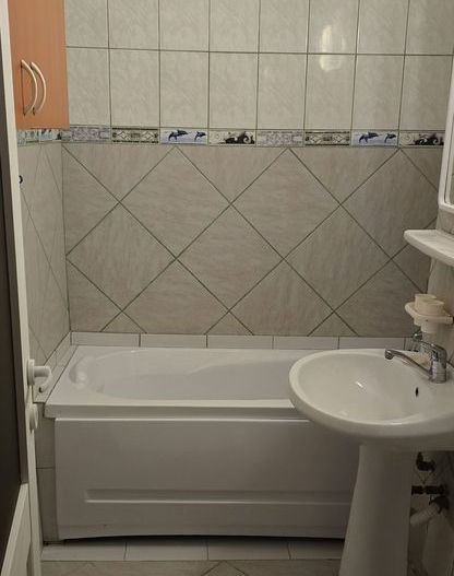 Garsonieră Piata Miniș, etaj 3, mobilată complet, bloc reabilitat - Poză 4