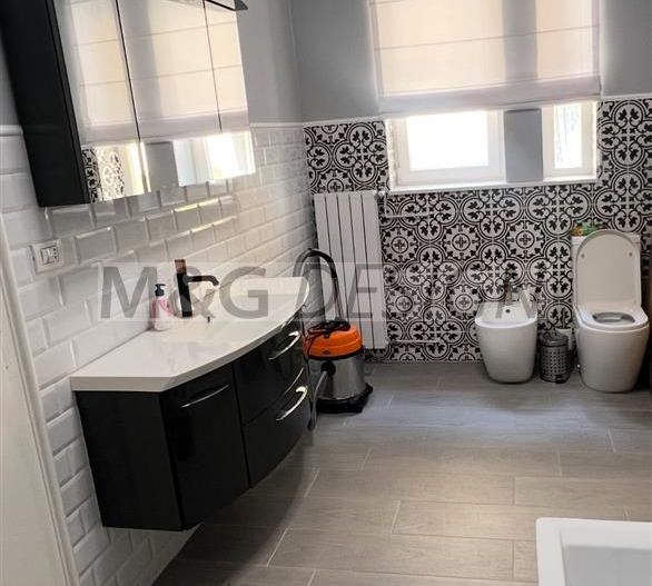 Apartament  deosebit amenajat LUX  boxa curte acces auto CENTRAL - Poză 15