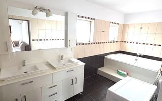 Apartament la curte, 2 băi, loc de parcare, zona linistita, dressing - Poză 8