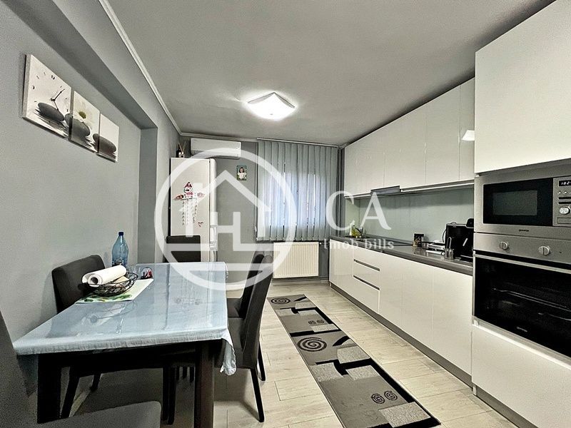 Apartament de vânzare cu 3 camere în zona Rogerius, Oradea - Poză 1