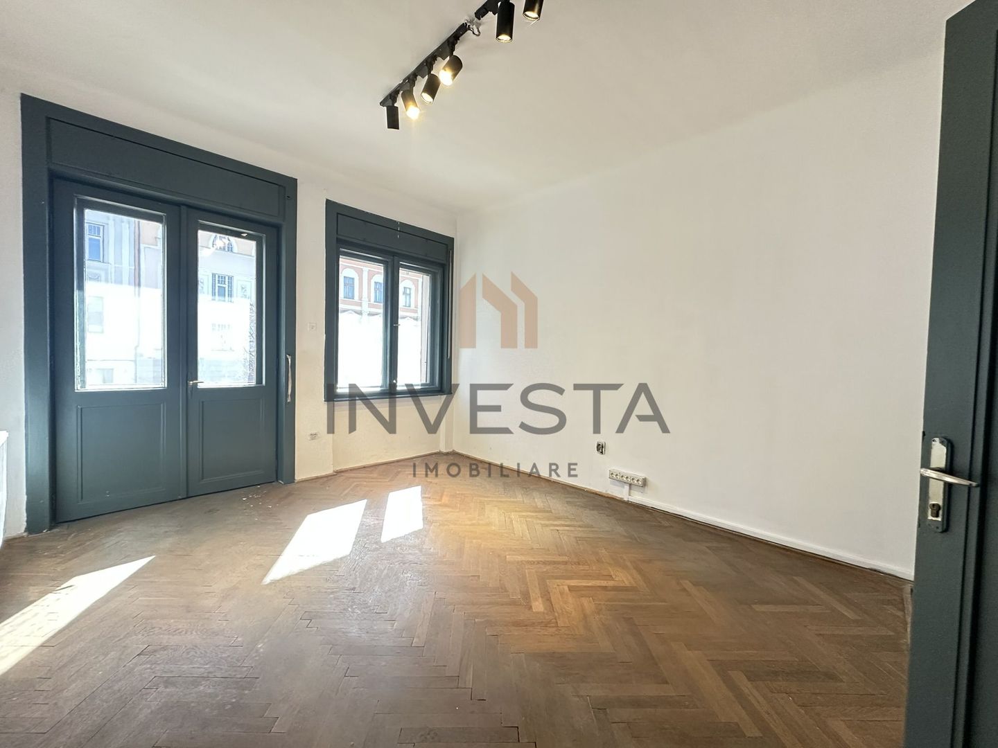 Apartament 4 camere 115 mp Ultracentral etaj intermediar pe Eroilor! - Poză 1