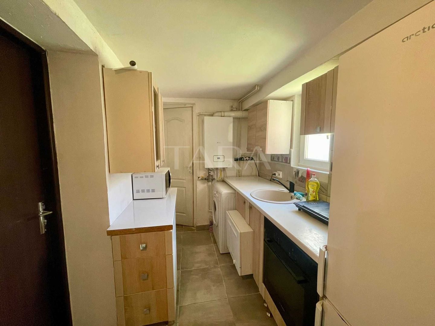 Apartament tip casă, două niveluri, zonă centrală, curte interioară. - Poză 2