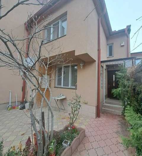 Vila, 2005,  3 camere, 2 bai in Piata Muncii - Poză 1