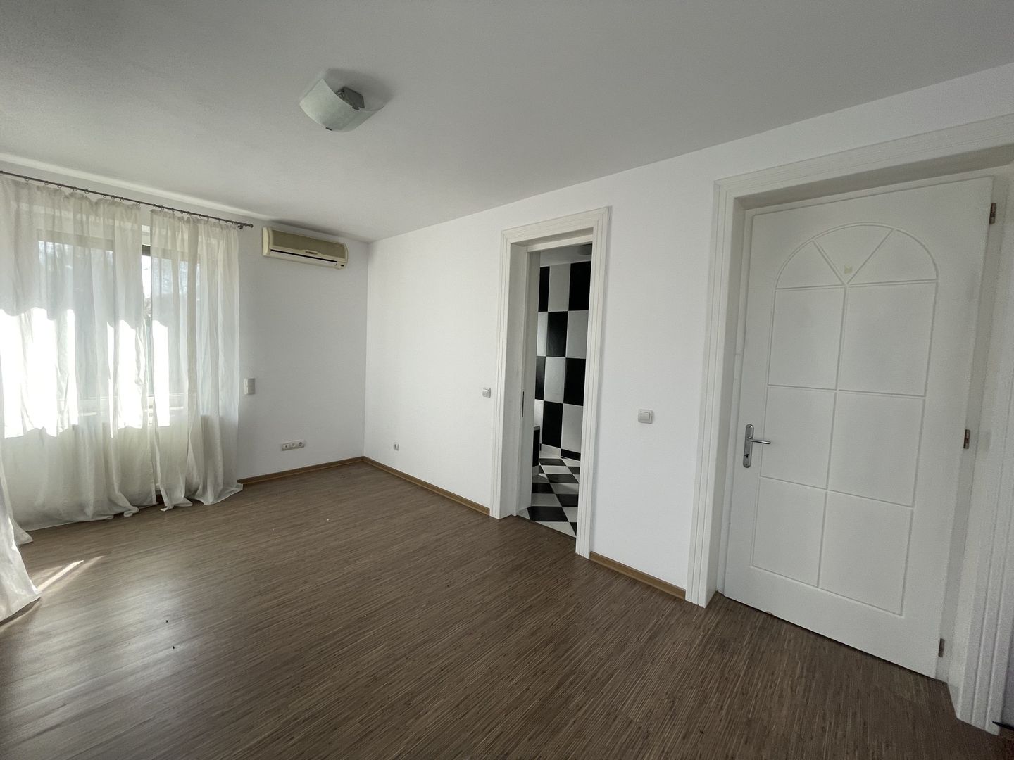 Vilă Individuală Spațioasă în Zona Iancu Nicolae - Poză 11