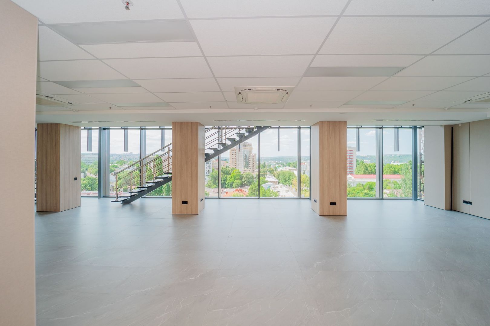 SPRE CHIRIE SPAȚIU COMERCIAL PENTRU BIROU | OFICIU 140 m2 Premium Location Bussines | Chișinău ,Centru ,Str.Bul.Ștefan Cel Mare și Sfânt , 115/1 - Poză 4