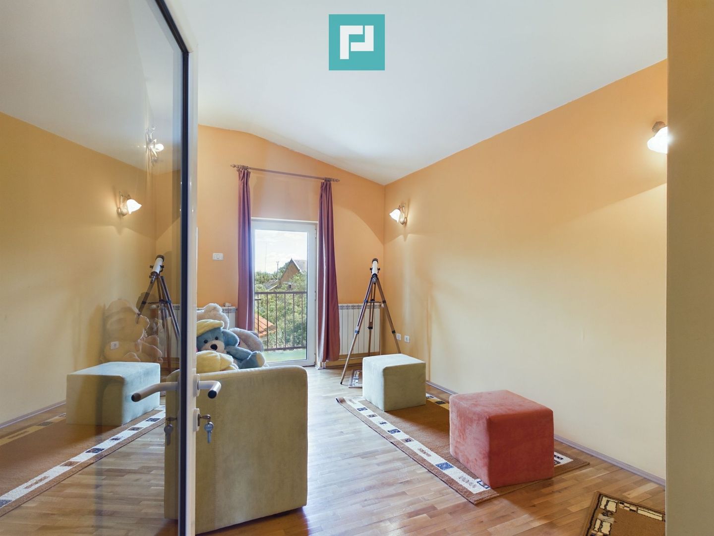 Vilă cu 3 apartamente în zona Parneava - Poză 2