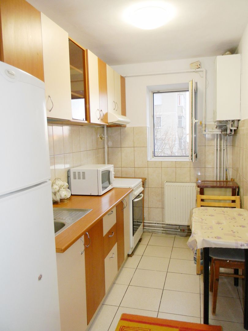 Apartament cu 3 camere mobilate,cartier Tractoru - Poză 1