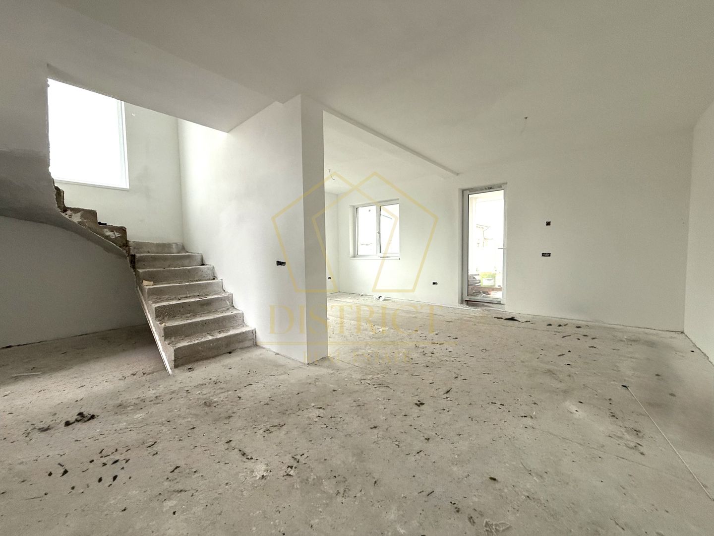 Duplex cu bucatarie inchisa si 4 camere | Sacalaz - Poză 1