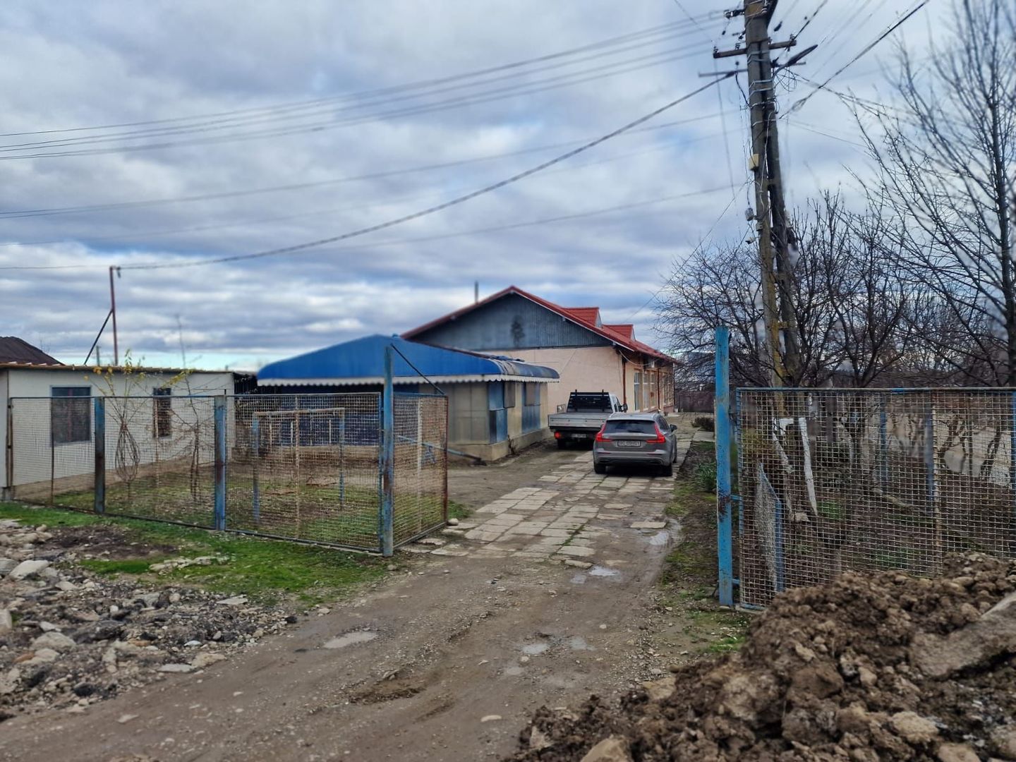 Se oferă spre vânzare / închiriere clădire cu spațiu comercial - Poză 18