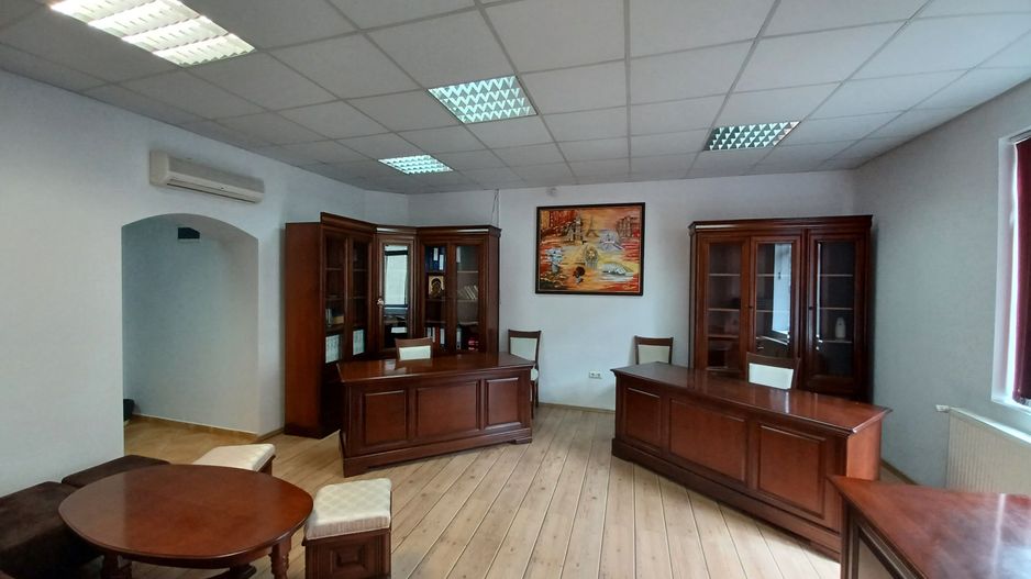 Birou, central, Ady Endre Oradea, 40 mp. 399 E/lună. Comision 0 - Poză 1