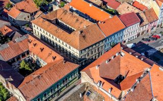 Imobil istoric de mari dimensiuni, în Piața Avram Iancu - Poză 2