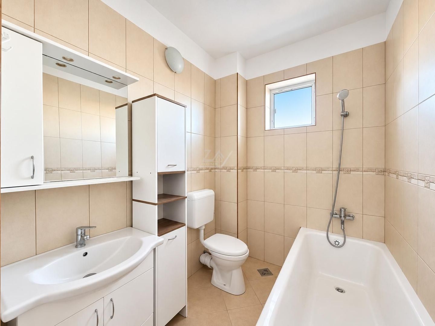 Bloc tip asociatie - zona Kiriac. 4 camere, 3 balcoane. Garaj si boxa. - Poză 15