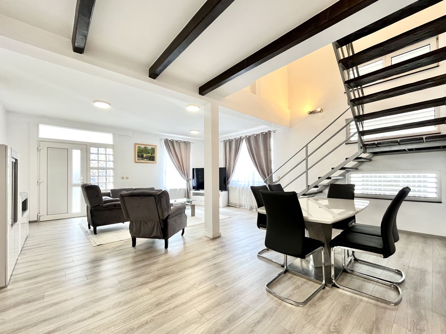 Casă luminoasă cu curte și garaj, perfectă pentru familie | Braytim - Poză 1