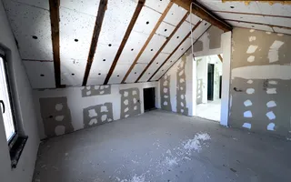 Vanzare casa P+M in Sendreni( in spatele Primariei), pret 92.500 euro - Poză 14