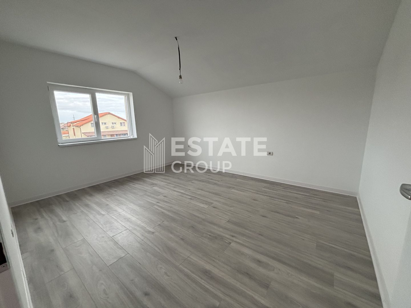 Casa individuala cu 5 camere in Mosnita Noua zona castel - Poză 4