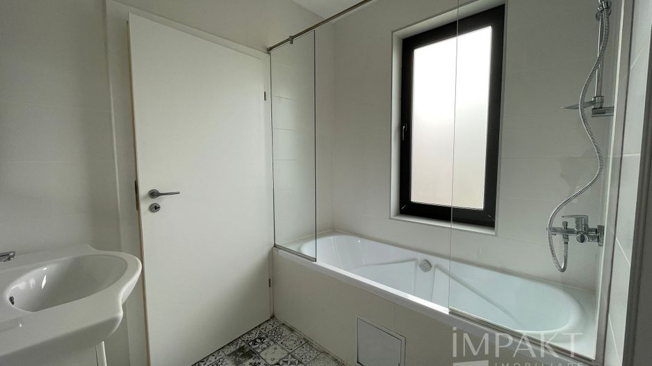 Casă / Vilă cu 4 camere de închiriat - Dezmir - Poză 12