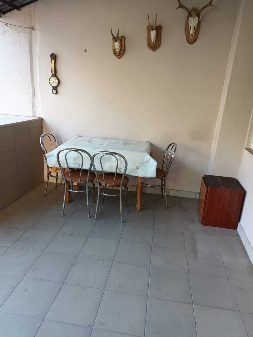 Casa cu etaj, 4 camere, central, cu acces auto in curte - Poză 4