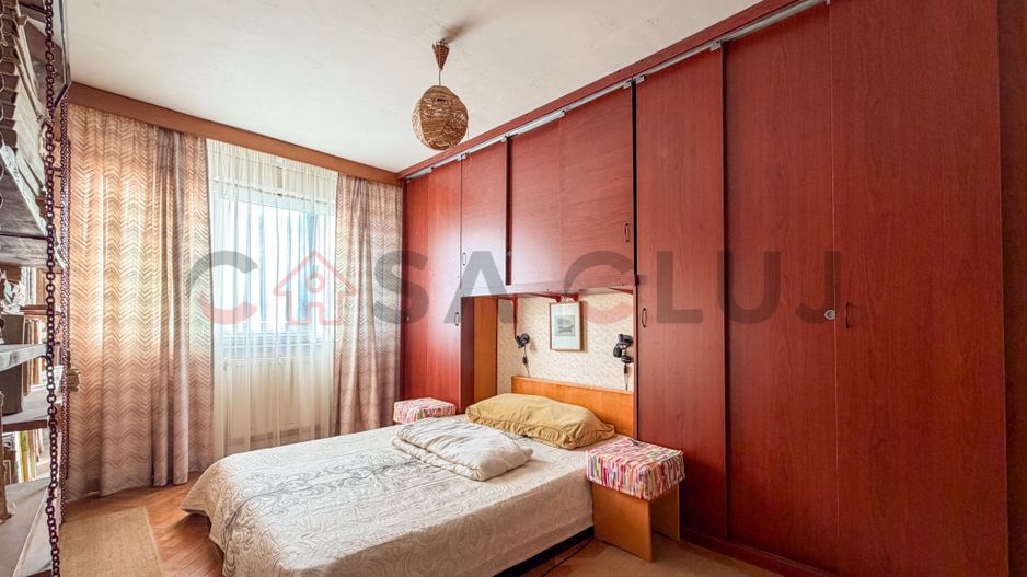 4 camere decomandate etaj intermediar, zona ''La Terenuri" - Poză 1