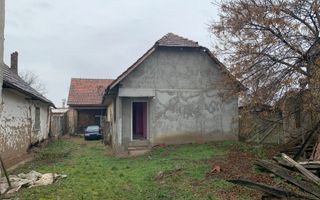  Casa cu teren generos de 1084 mp in centrul comunei Pischia, strada principala - Poză 2