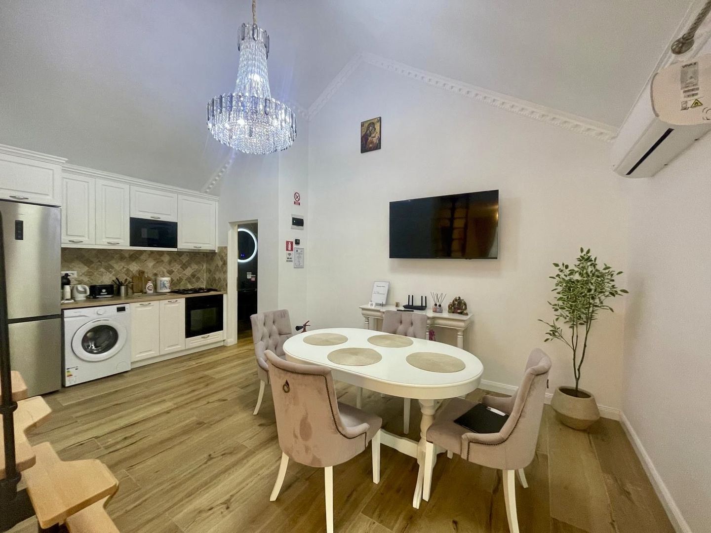 Casa moderna de inchiriat | Burdujeni | Pret pe zi - Poză 2