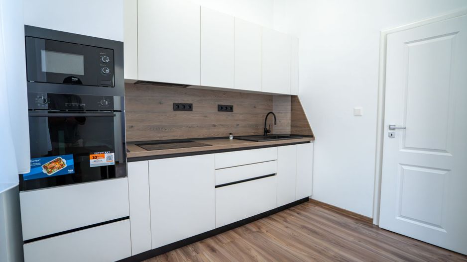 Apartament cu 2 camere, casă la curte comună – Central, Oradea - Poză 2