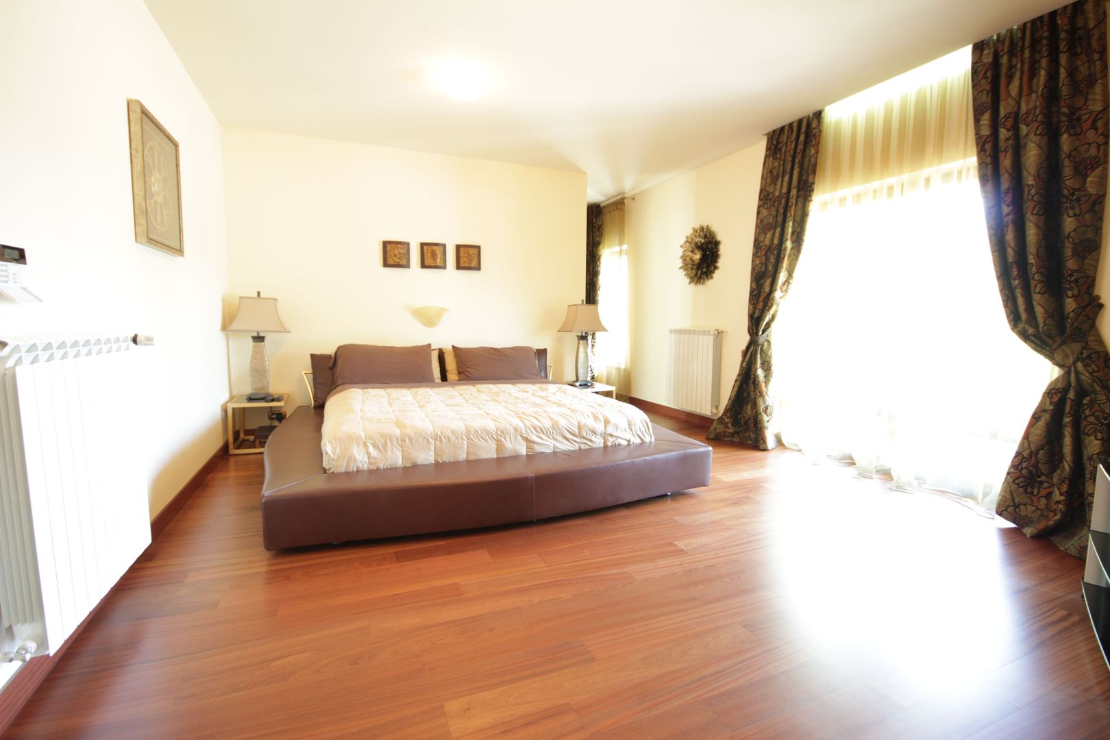 O casa deosebita cu Piscina - Poză 9