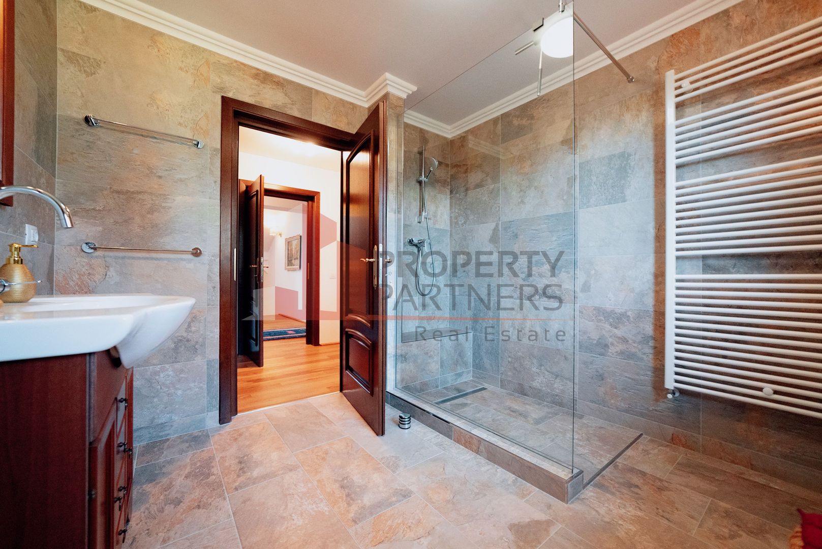 Proprietate de lux în Ghimbav, la doar 10 minute de Brașov - Poză 34