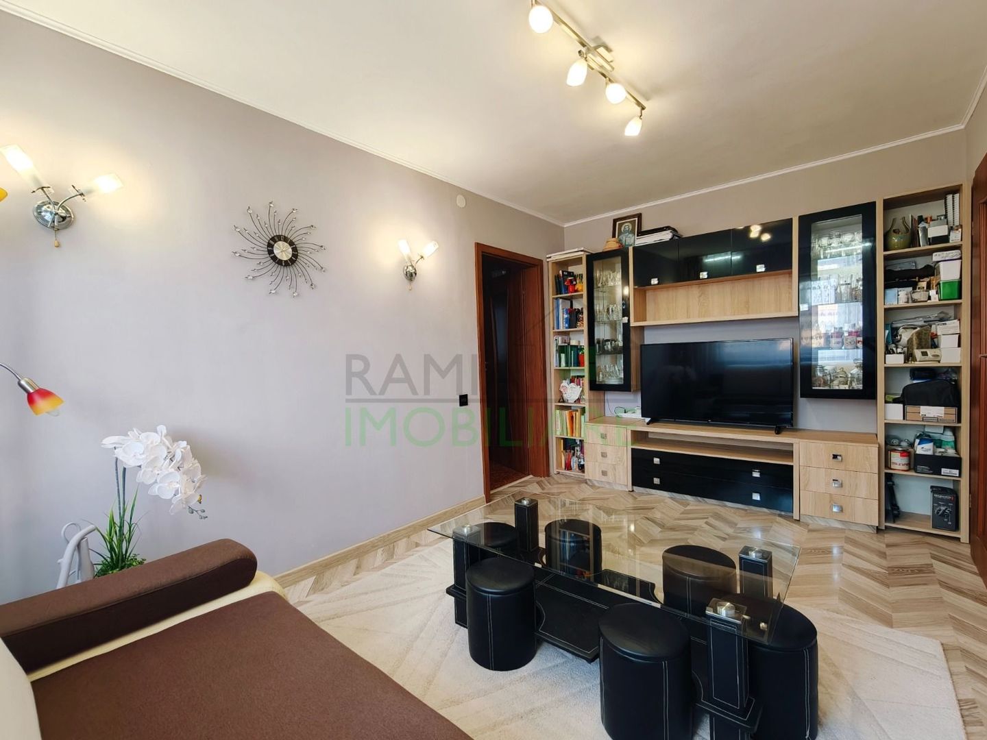 Apartament 3 camere, Cartierul Florilor, Boxă și parcare - Poză 1