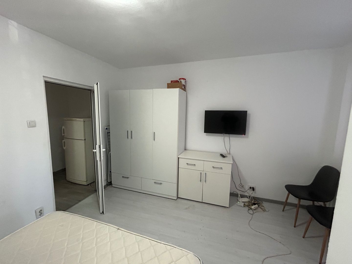 Garsonieră modernă, pat matrimonial, etaj intermediar, preț excelent - Poză 3