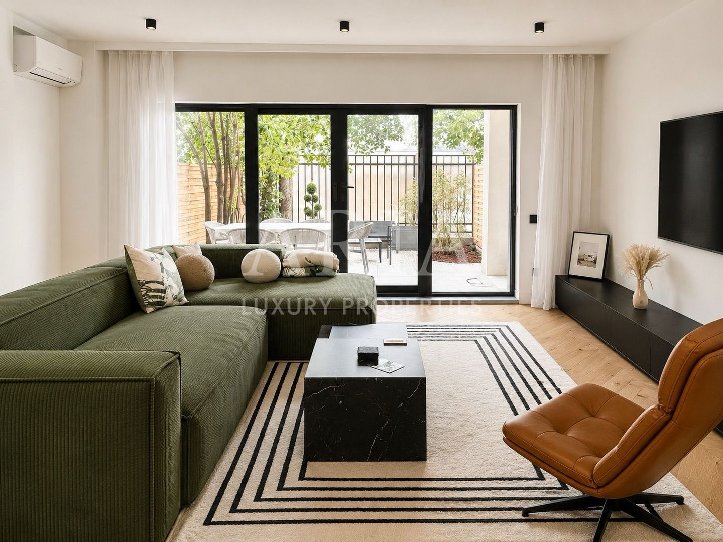 ELEGANT TOWNHOUSE | PRIVATE GARDEN | PANORAMIC TERRACES | - Poză 1