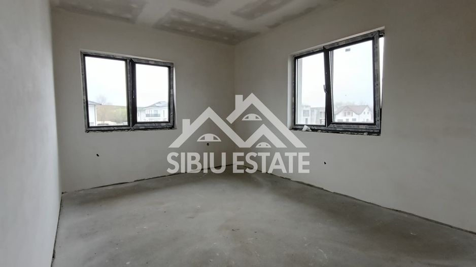 Casa tip duplex  5 camere, teren 400 mp, Selimbar acces usor - Poză 12