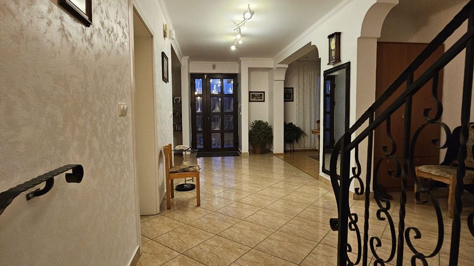 Vila  Oradea zona Iorga 420 mp ,teren 2000 ml - Poză 8