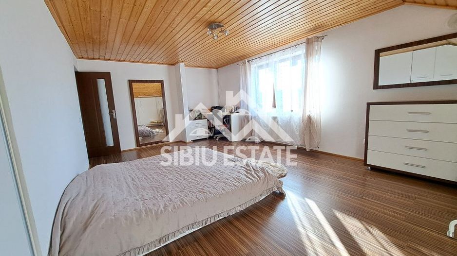 Casa Sibiu cu pivnita si garaj, curte mare - Poză 12