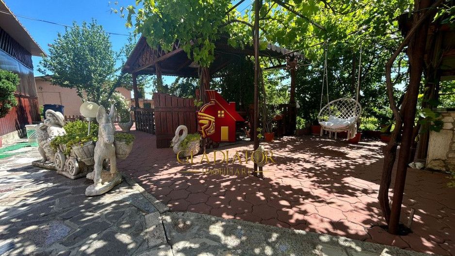 Vila impresionanta Husi + 2835 mp teren, P+1+M, constructie deosebita - Poză 12