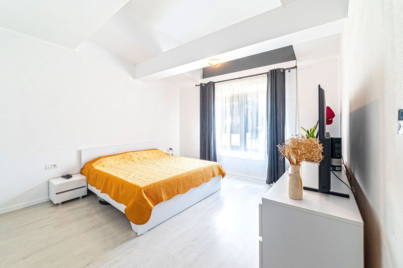 Casă în Cartierul Verde, independentă energetic - Poză 1