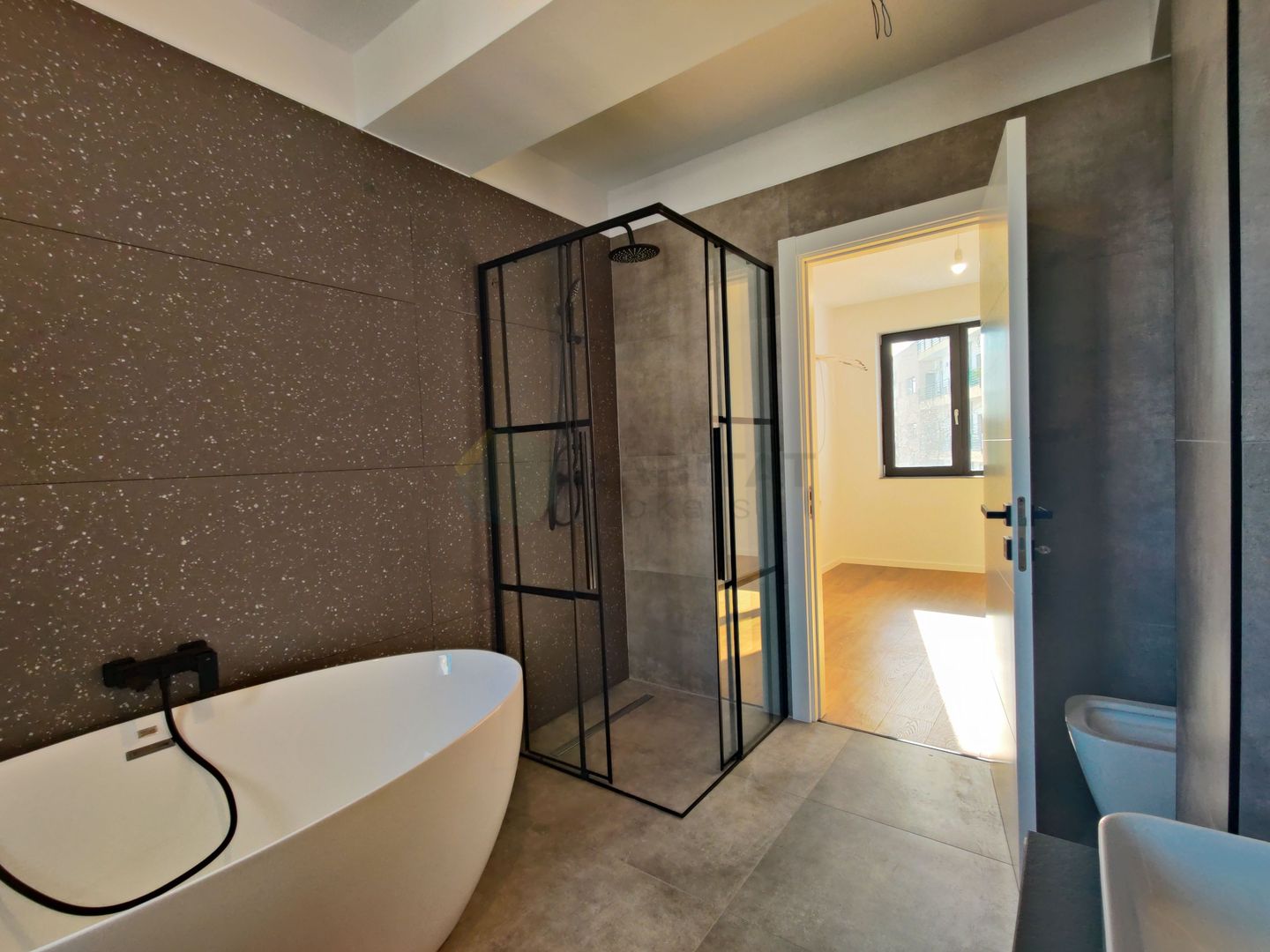 Apartament cu gradina proprie, doua locuri de parcare, gata de mutat - Poză 13