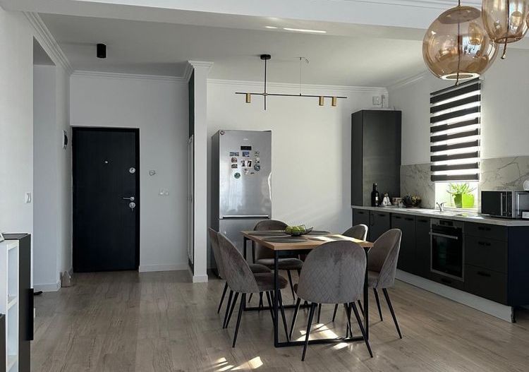 Vând apartament cu trei camere - Poză 3