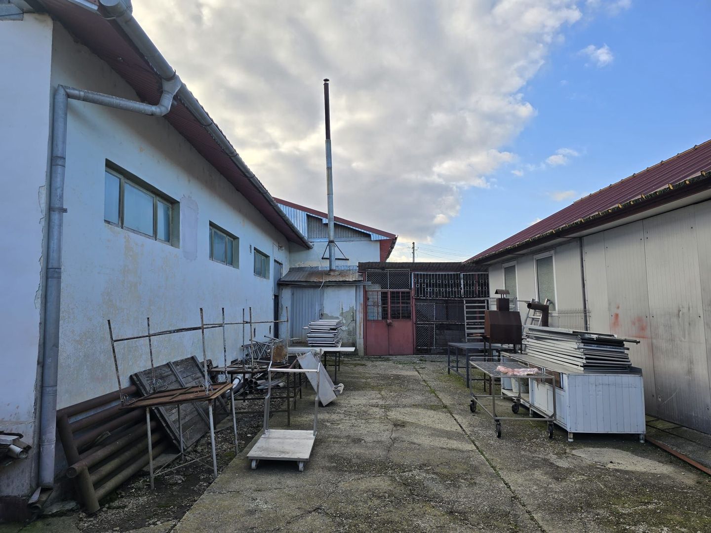 Se oferă spre vânzare / închiriere clădire cu spațiu comercial - Poză 9