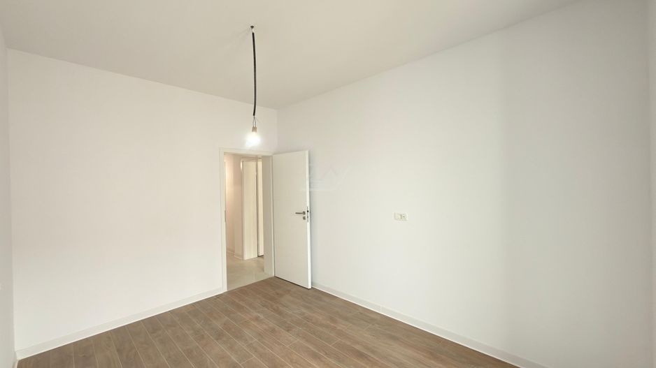 Etaj intermediar. Decomandat. Asfalt. - Poză 8