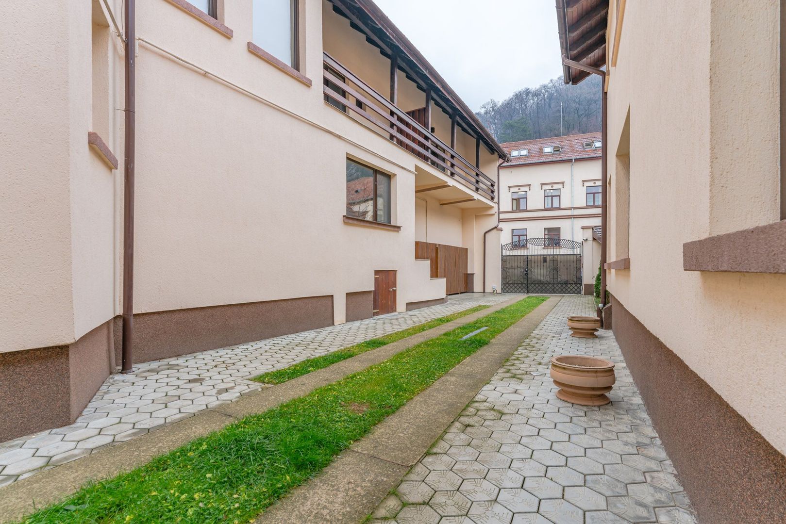 Pensiune Râșnov, 13 camere plus locuință proprietar, zonă Cetate - Poză 49