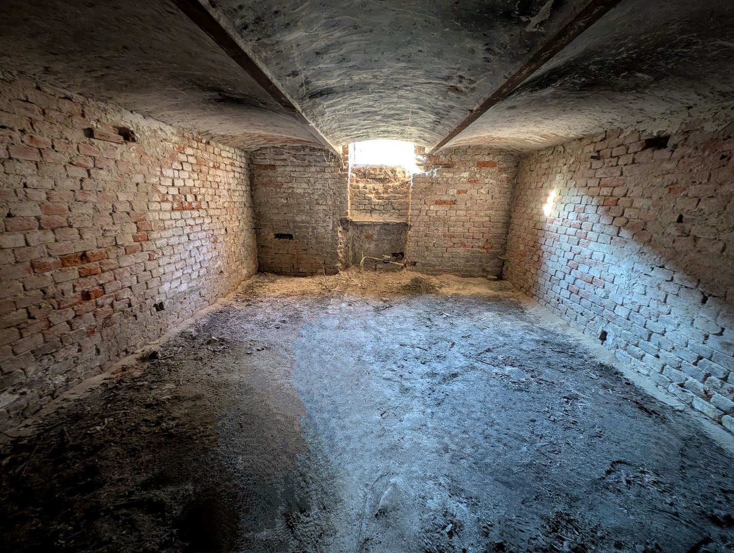 Imobil cu destinatii multiple- 6 apartamente - Poză 50