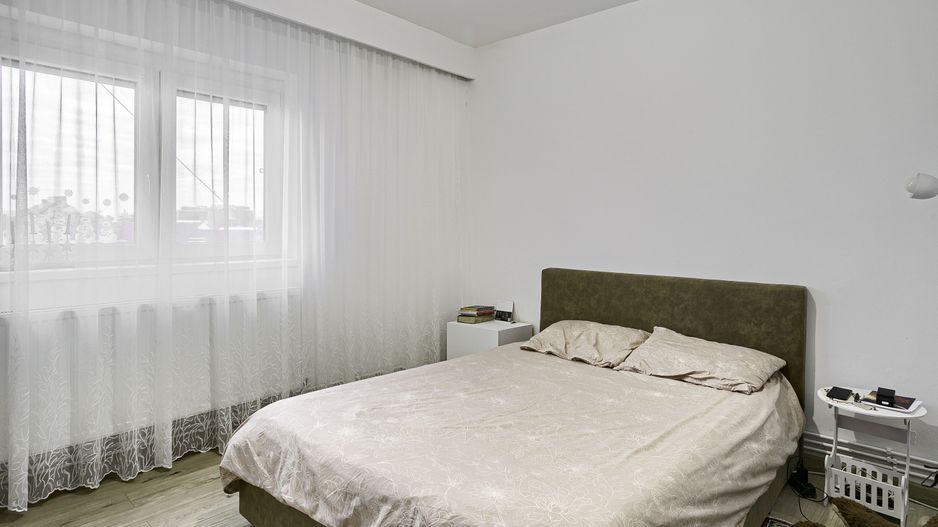 PROPRIETATE VÂNDUTĂ Apartament spatios cu 4 camere langa teatru - Poză 3