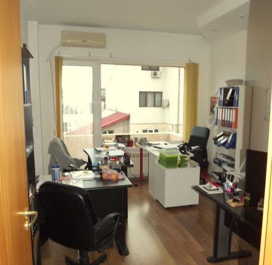 Casa Titulescu cu parcare privata -posibilitate extindere curte pana la 500 mp - Poză 4