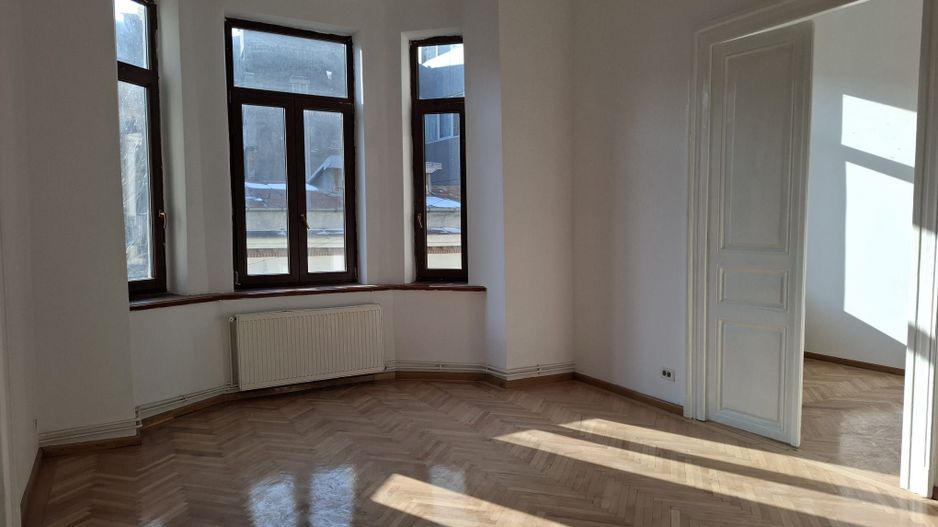 URGENT!, et. 1/P+2+M in vila arhitectonica, liber, NEGOCIABIL - Poză 1