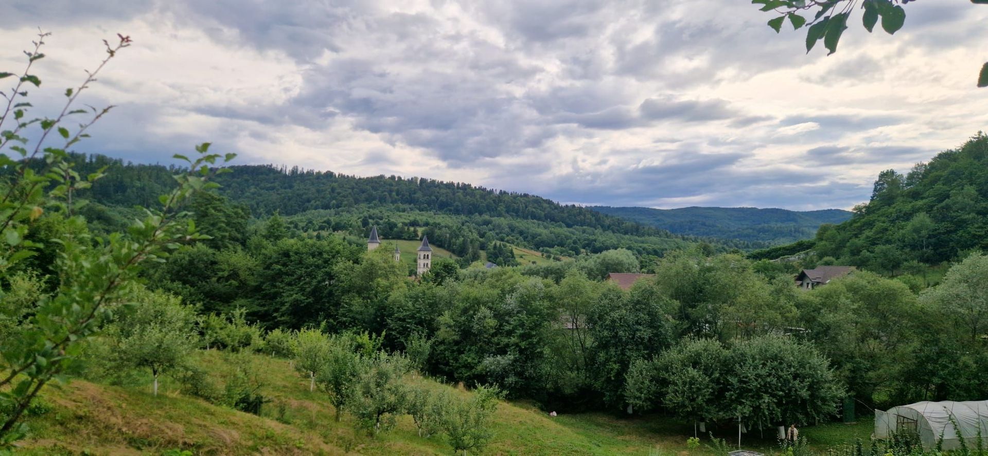 Casa si teren potential turistic Slatioara-Suceava - Poză 11