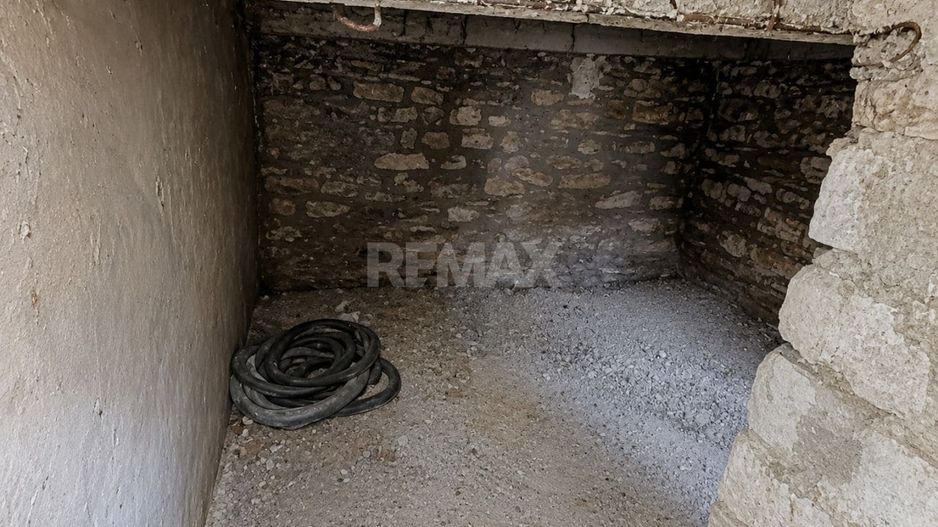 Garaj solid cu subsol mare – perfect pentru mașină sau depozitare. - Poză 12